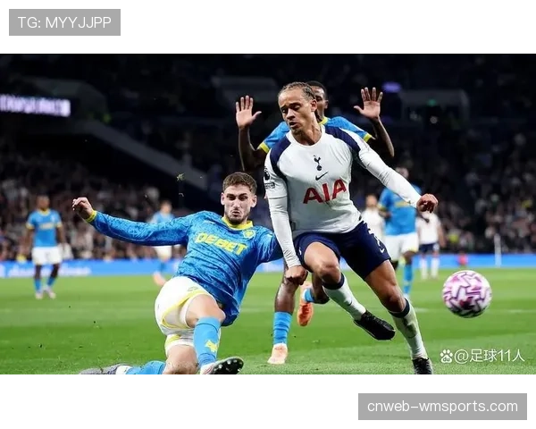 热刺索兰克里沙利松组成双前锋，西蒙斯担任前腰提供创造力